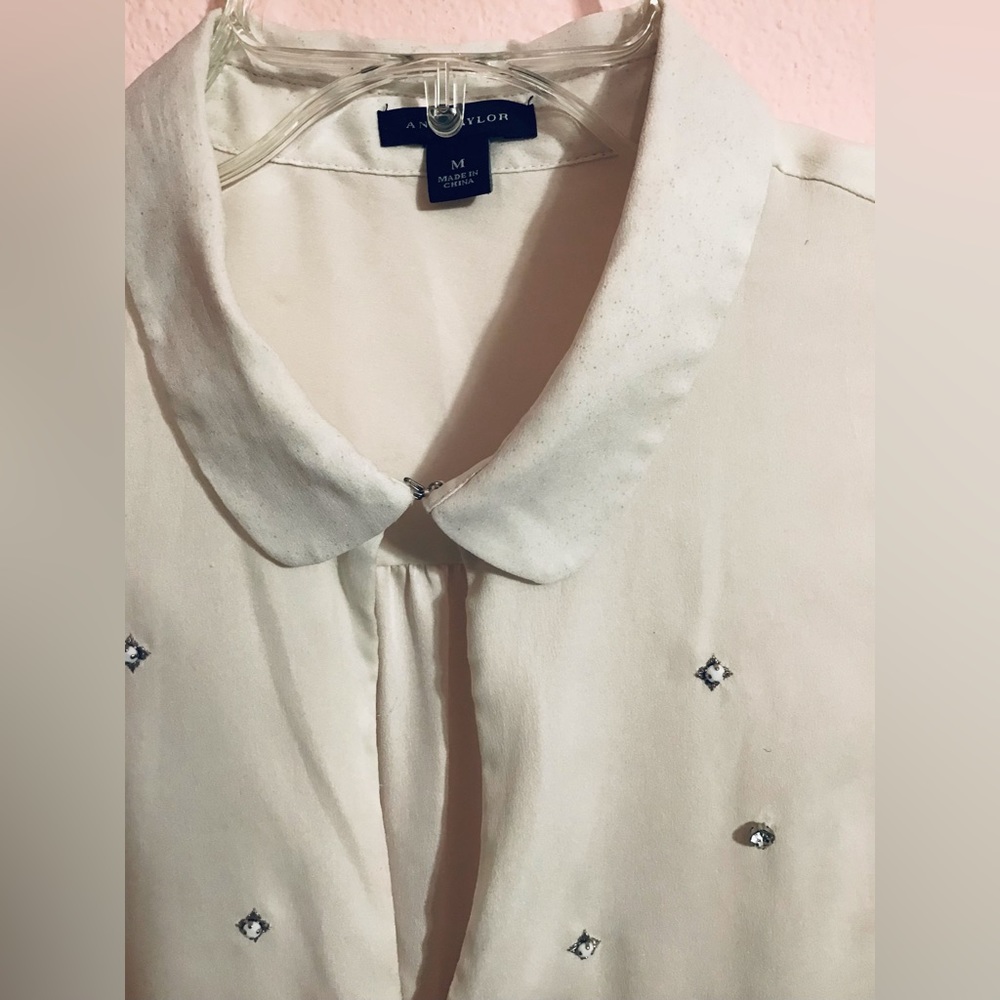 Ann Taylor cream blouse with jewelry accents size medium - Picture 5 of 6